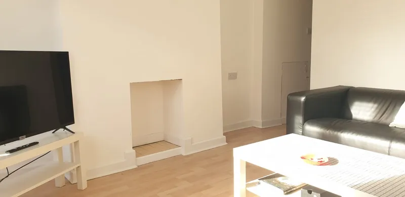 Modern 2 Bed Terraced House // AUG 2026 - Image 6